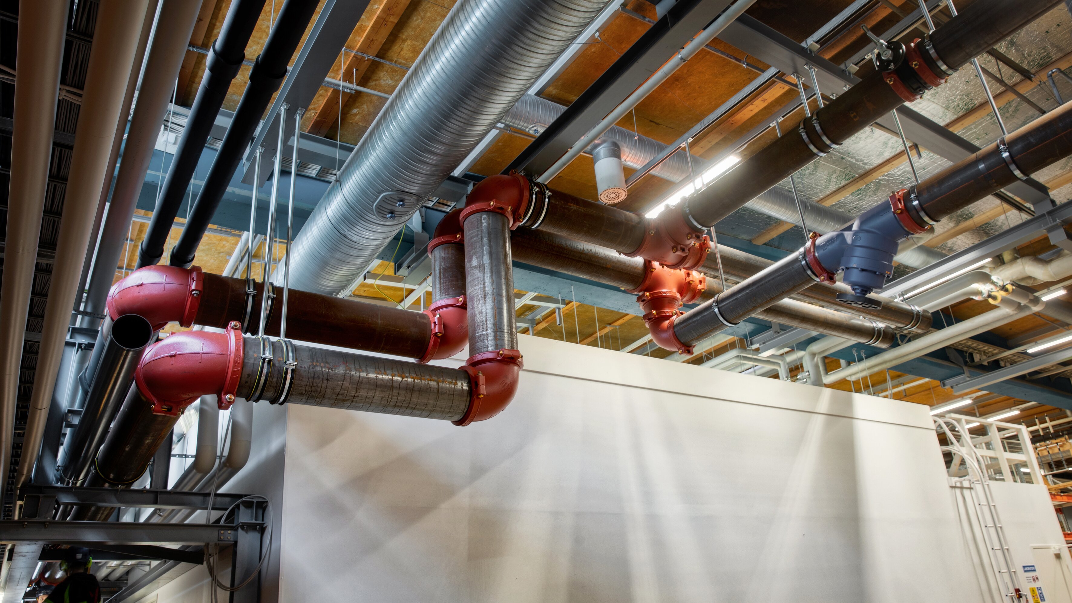 Energiakeskuksen putkistoa tuotannossa.