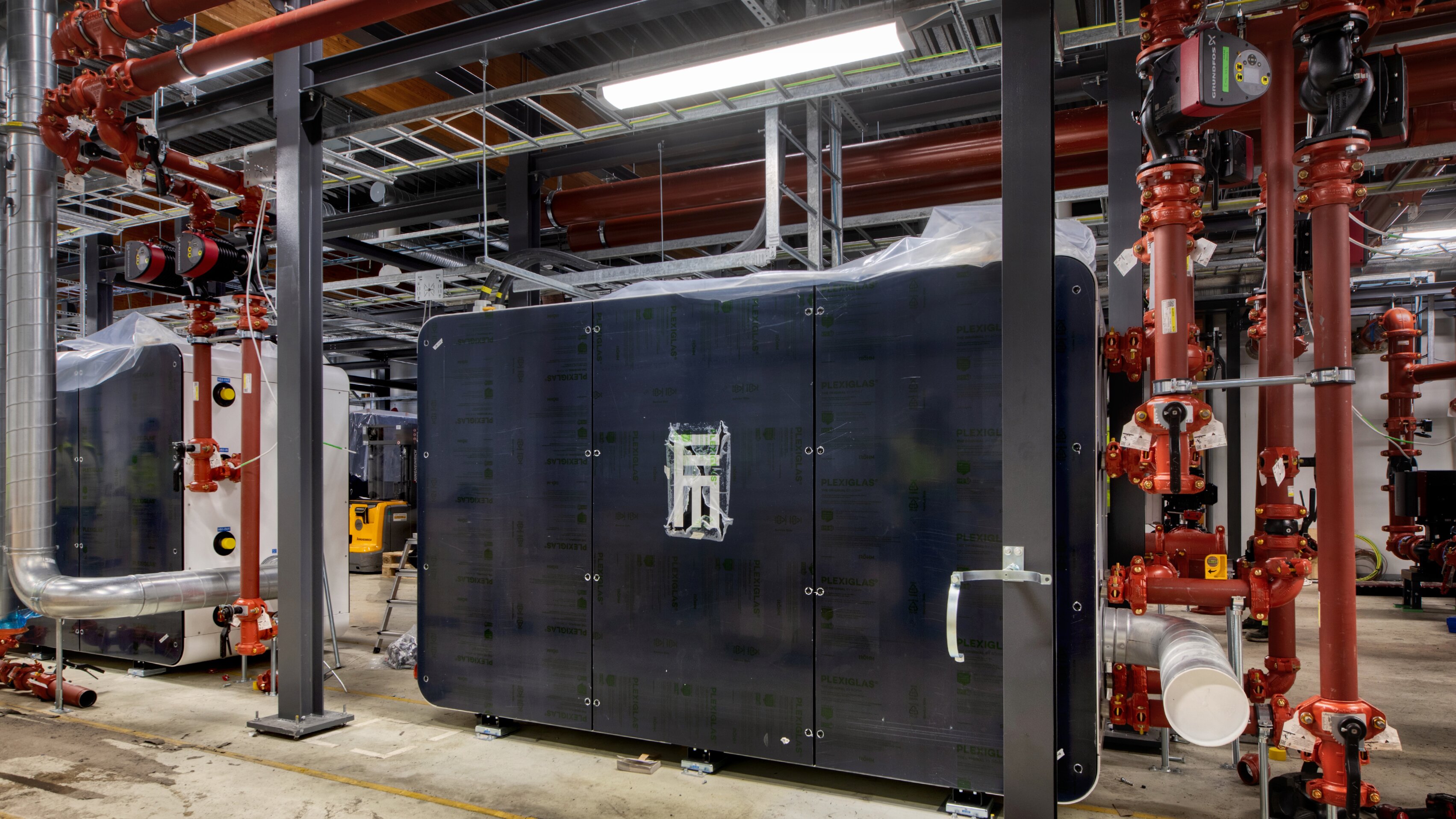 Energiakeskuksen putkistoasennuksia.