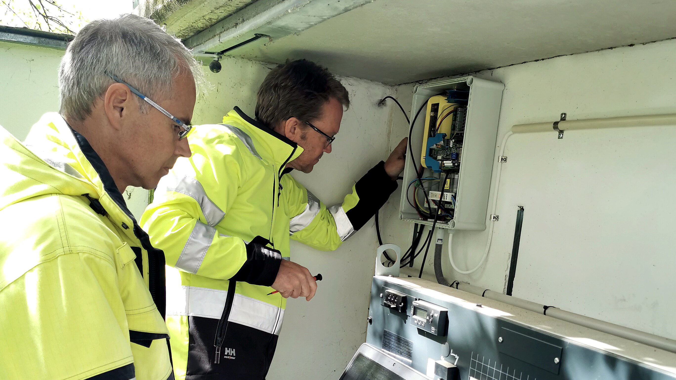 Installing a fault passage indicator.