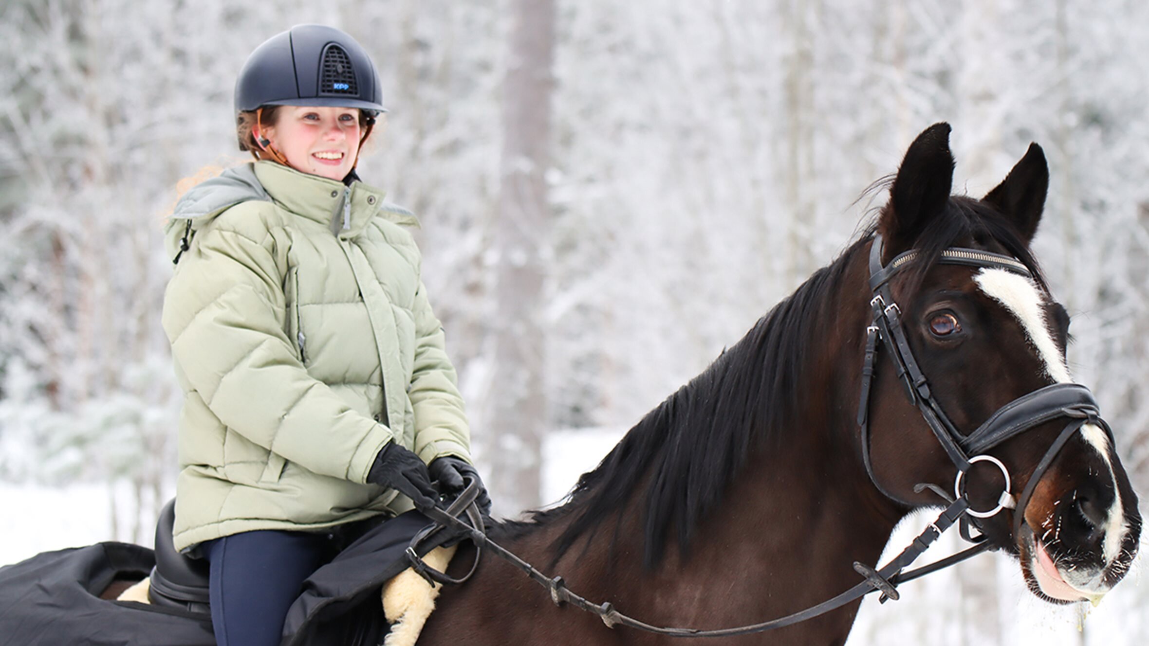 Suomalainen pararatsastaja Jessica Kerttunen ja toinen hänen hevosistaan.