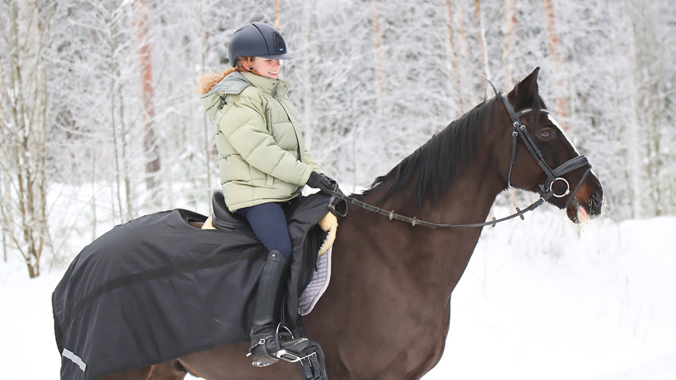 Suomalainen pararatsastaja Jessica Kerttunen ja toinen hänen hevosistaan.