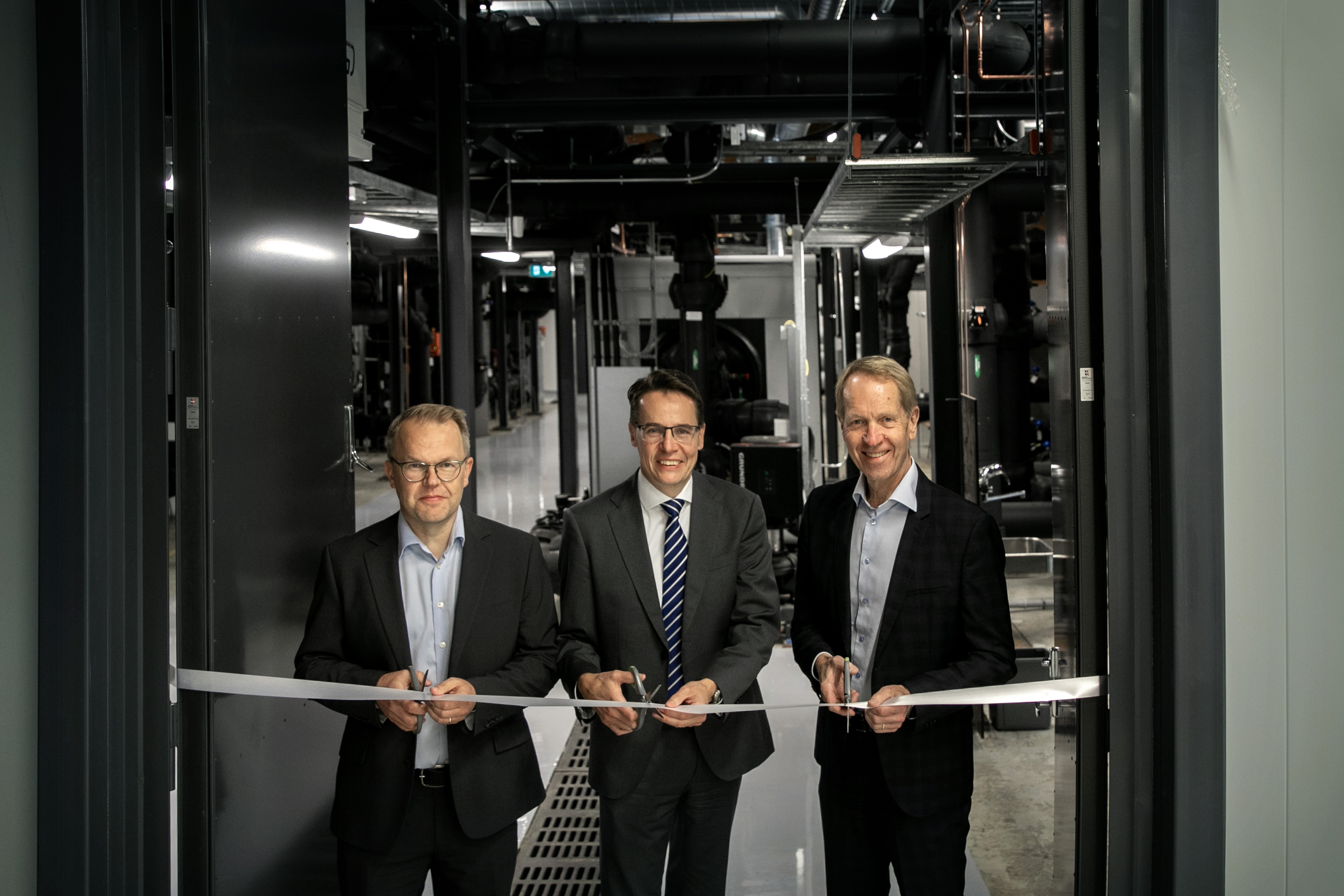Energiakeskuksen avajaiset Porvoossa, nauhaa leikkaamassa Johnny Holmström, Måns Holmberg ja Markku Moilanen.