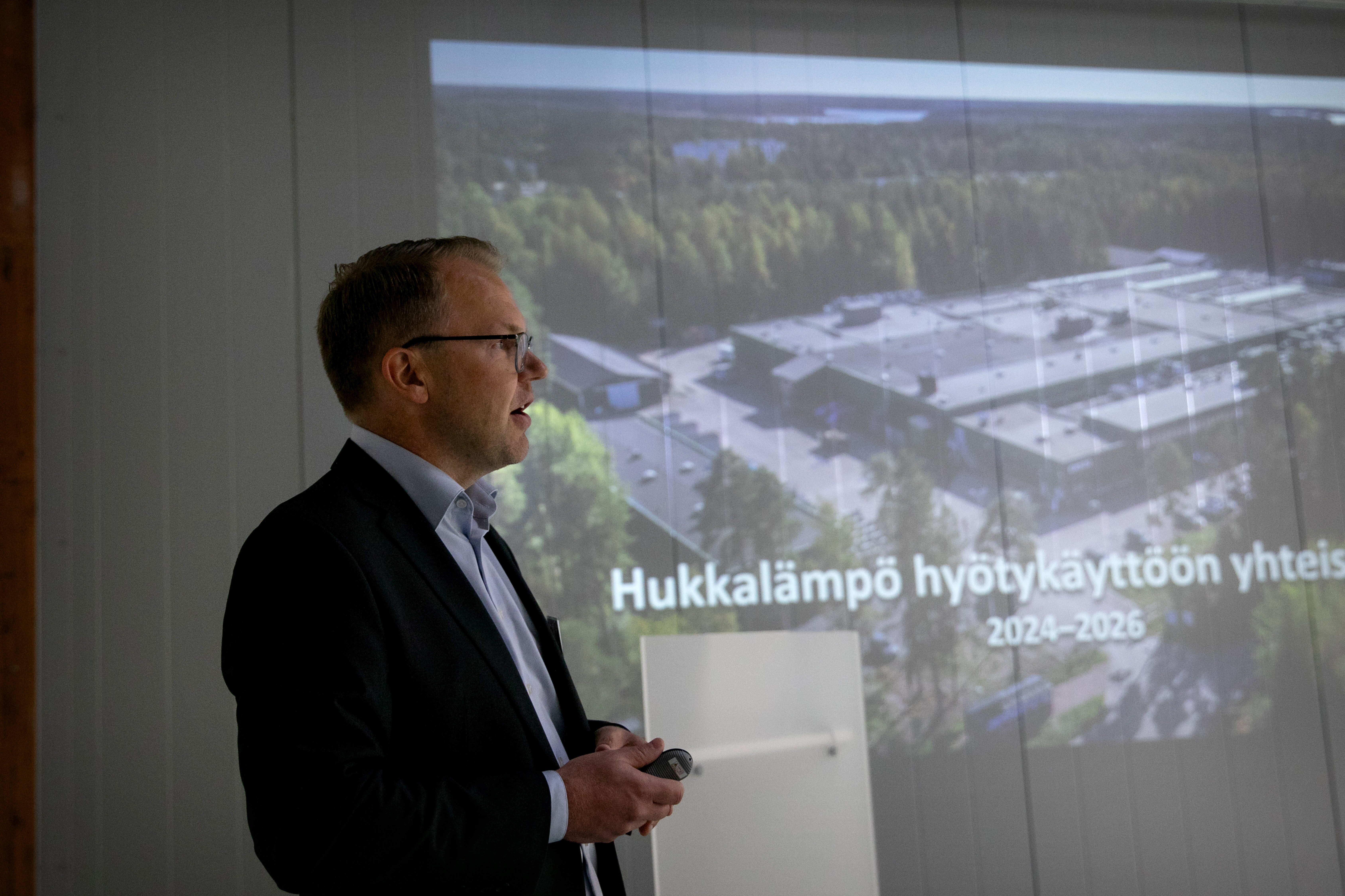 Johnny Holmström energiakeskuksen avajaisissa.