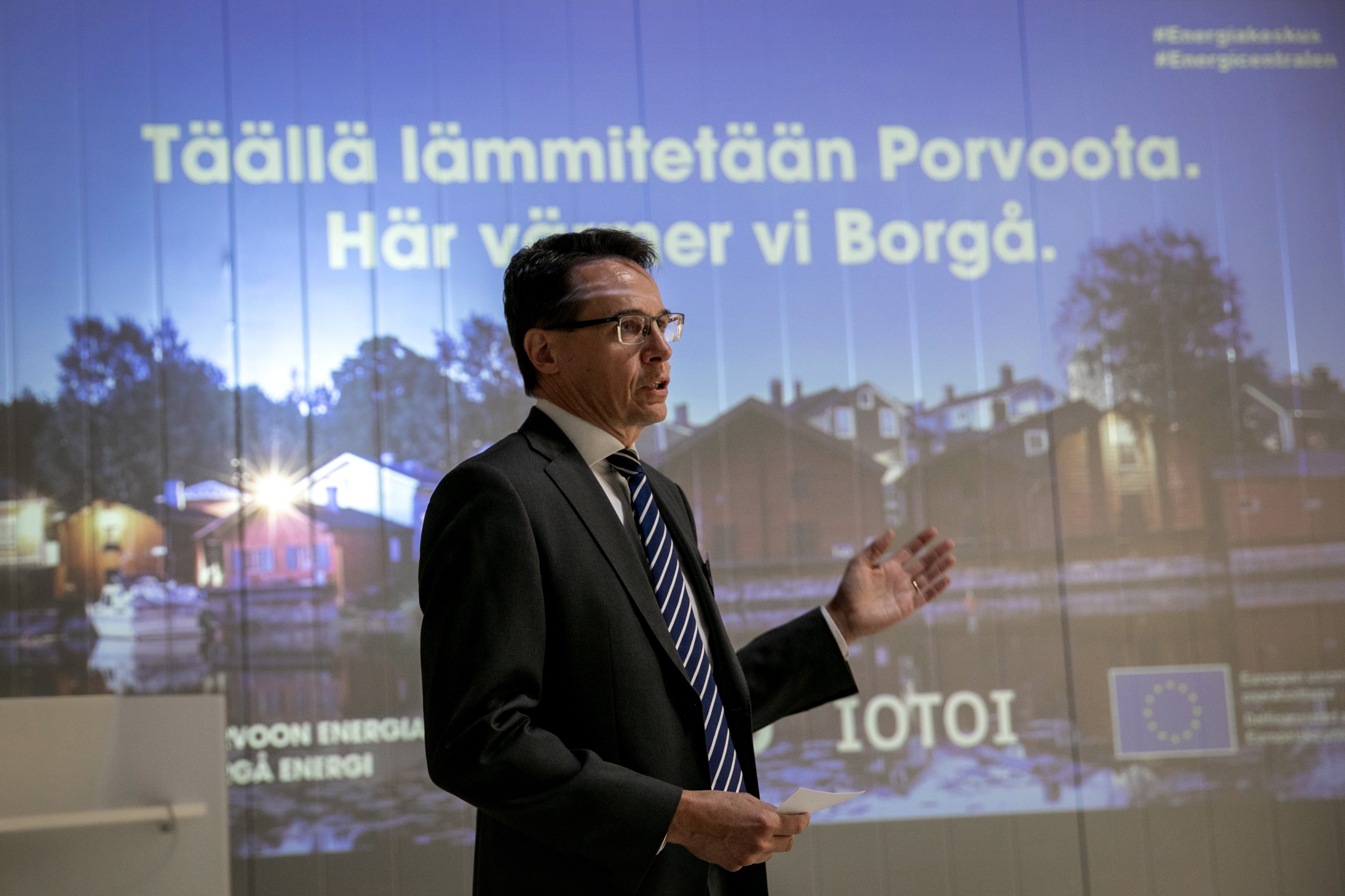 Måns Holmberg energiakeskuksen avajaisissa.