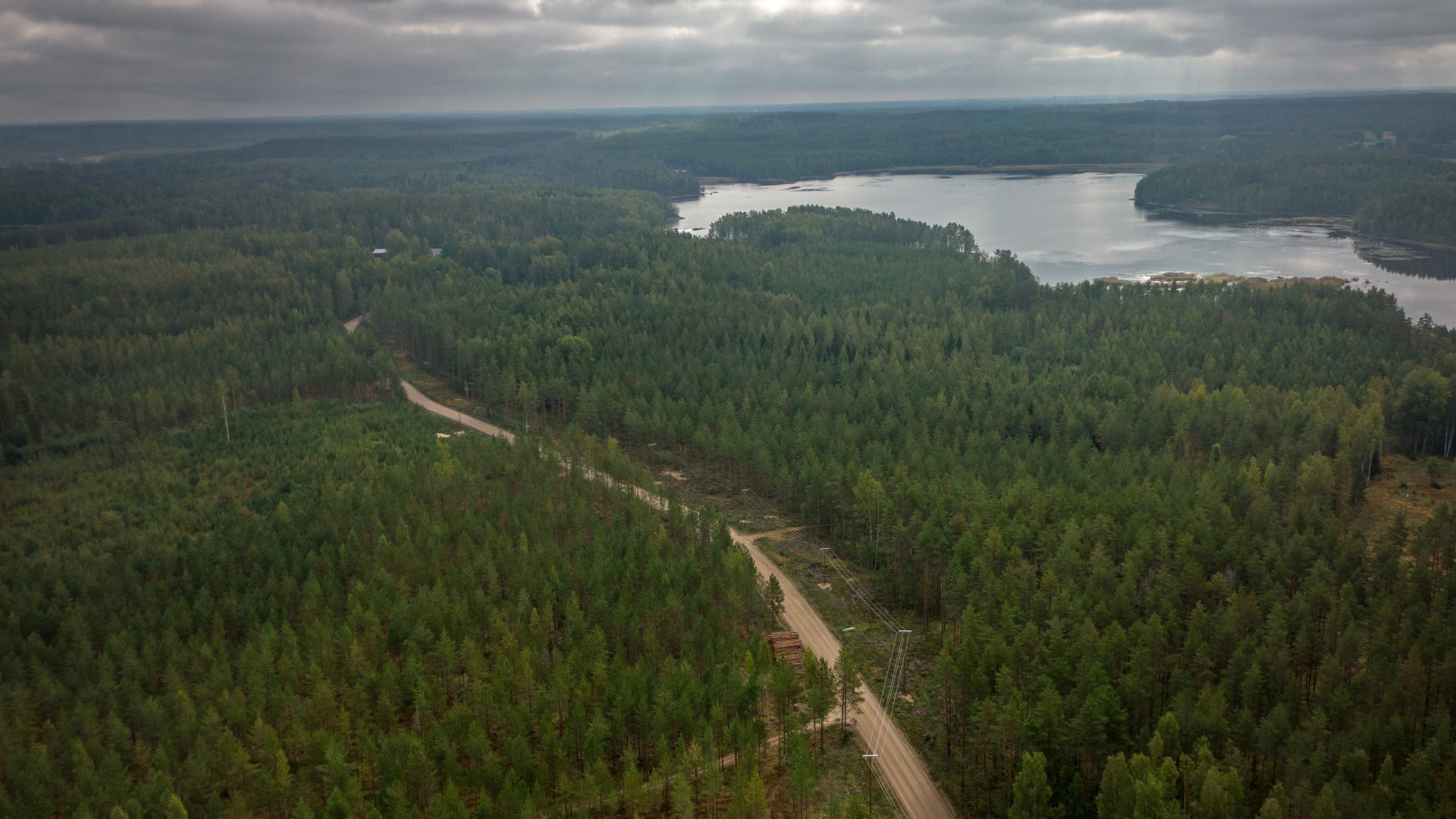 Uusittua sähköverkkoa Savitaipaleella.