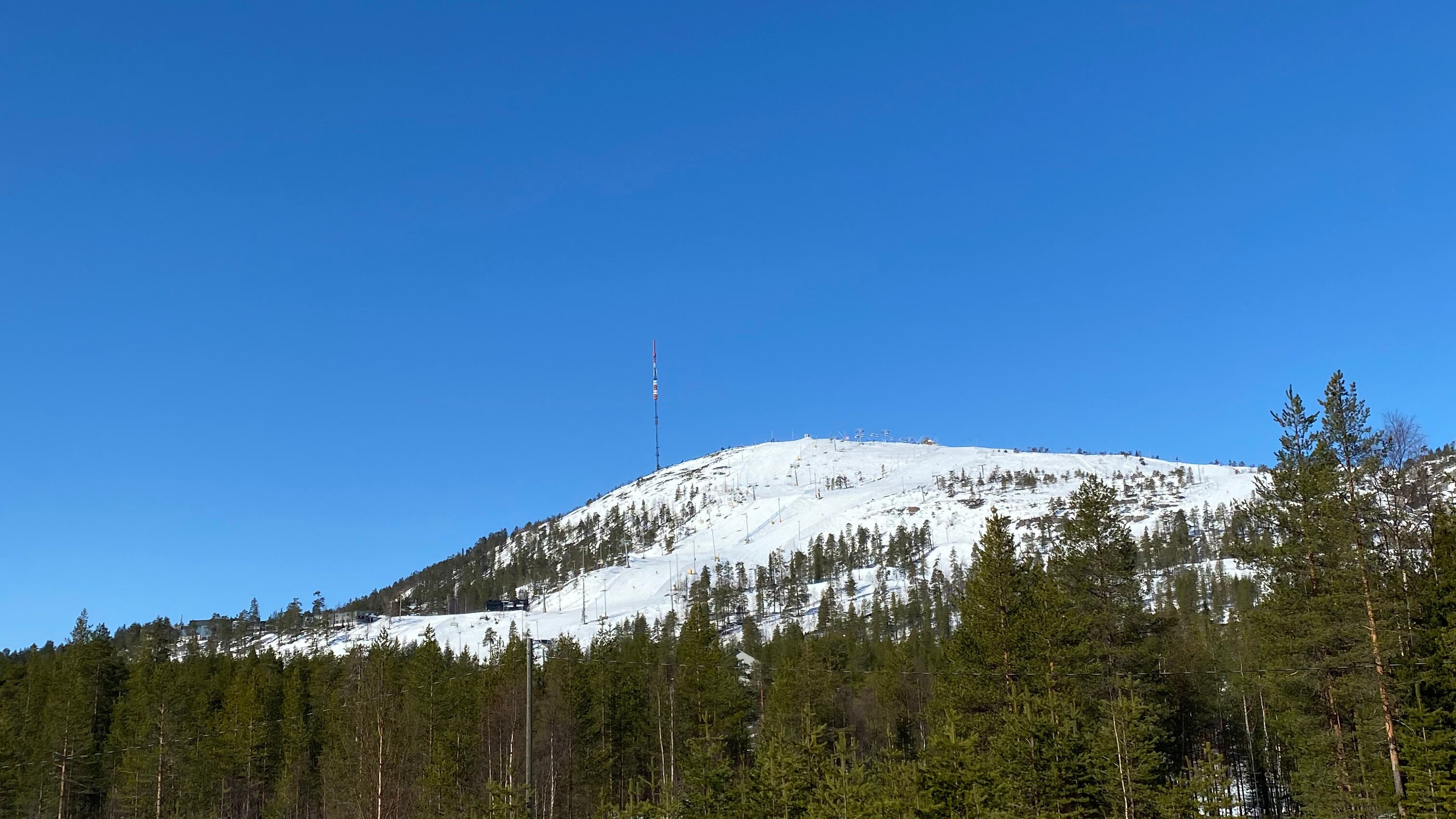 Enston automaattiset kuormanerottimet suojaavat Pyhätunturin aluetta Pohjois-Suomessa sähkökatkoksilta.