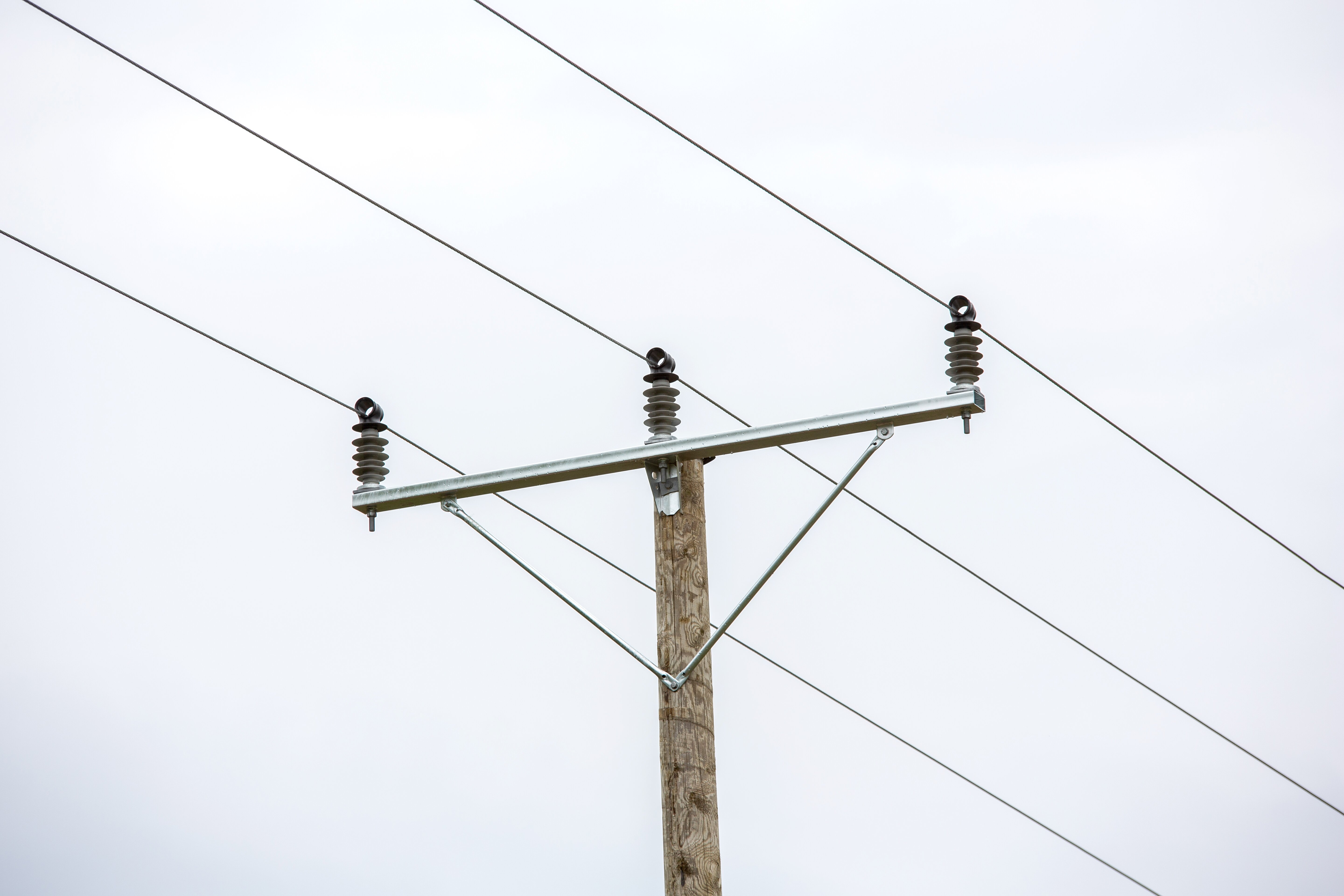 Enston komposiittitukieristin.