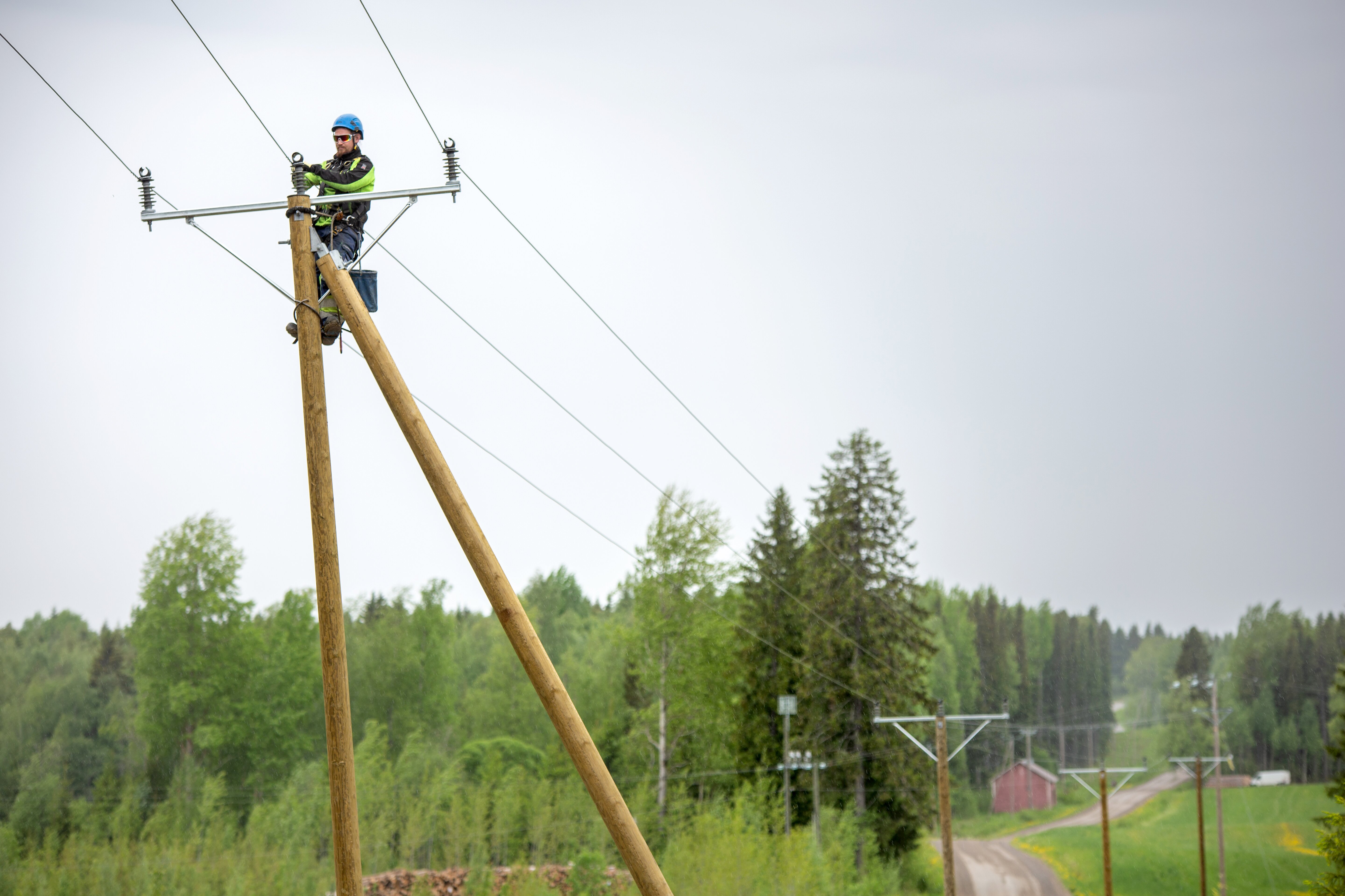 Enston komposiittitukieristin.