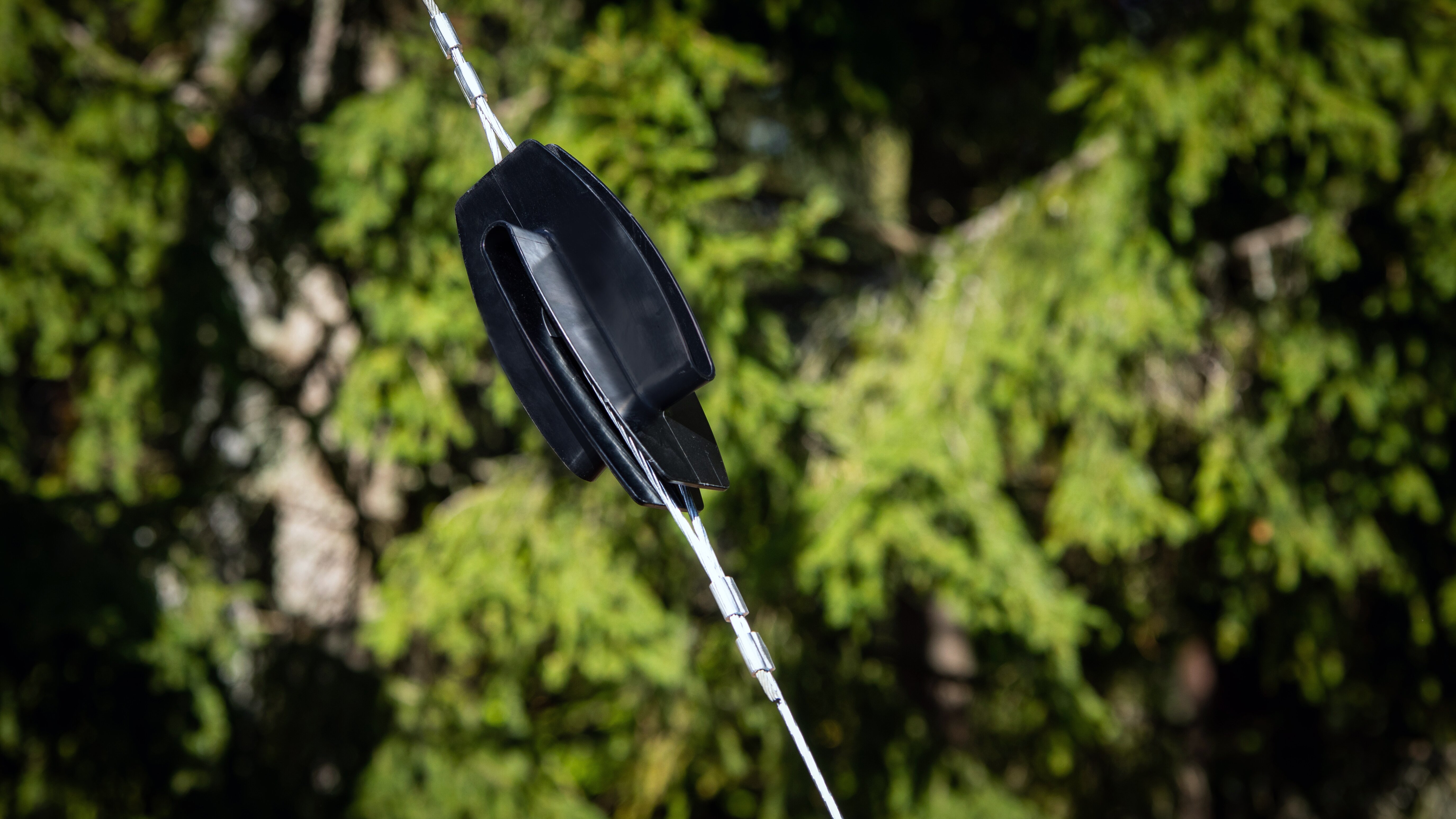 Uusi, kestävä ja kevyt polymeerinen haruseristin.