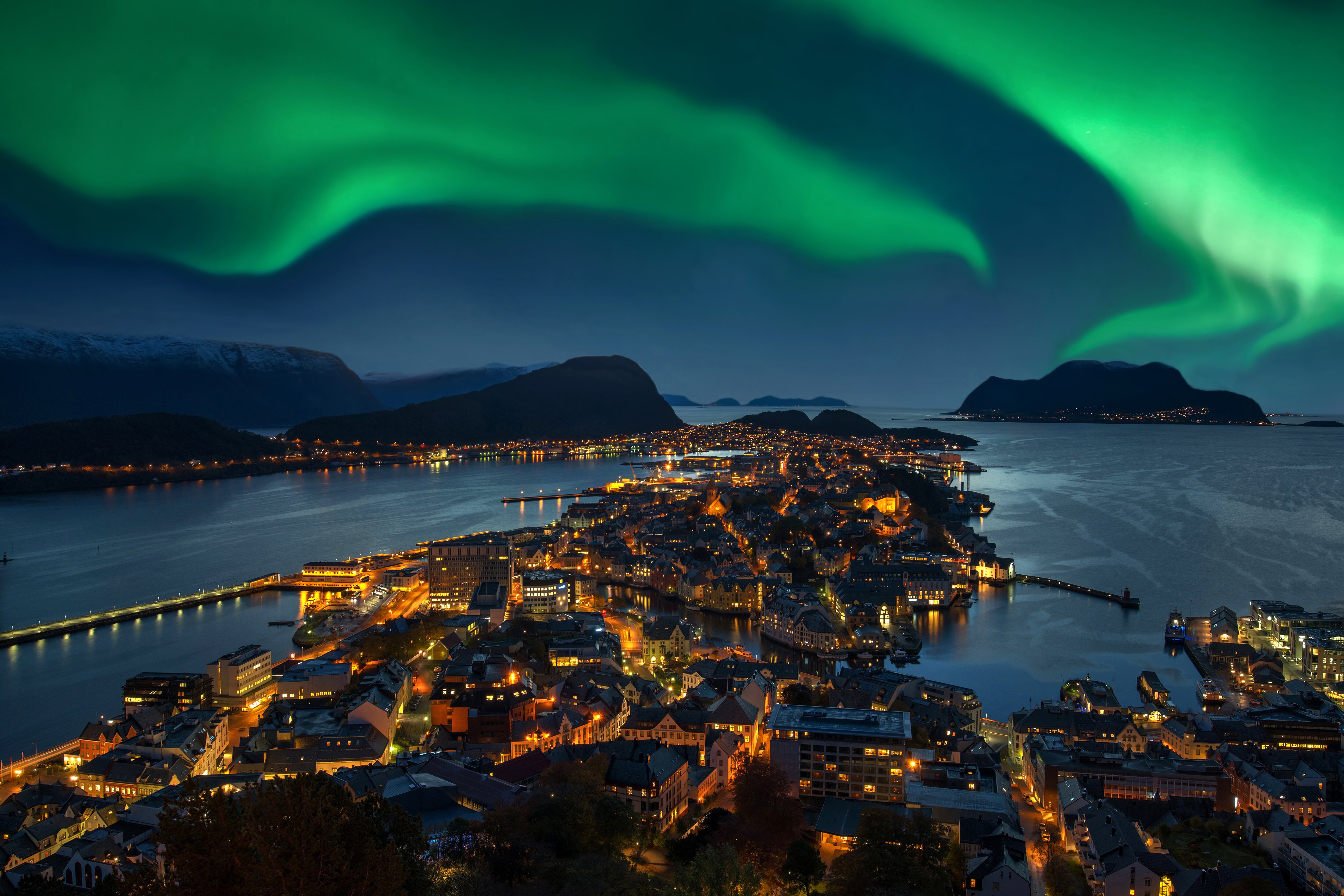 Scenery-over-a-village-with-northern-lights.jpg