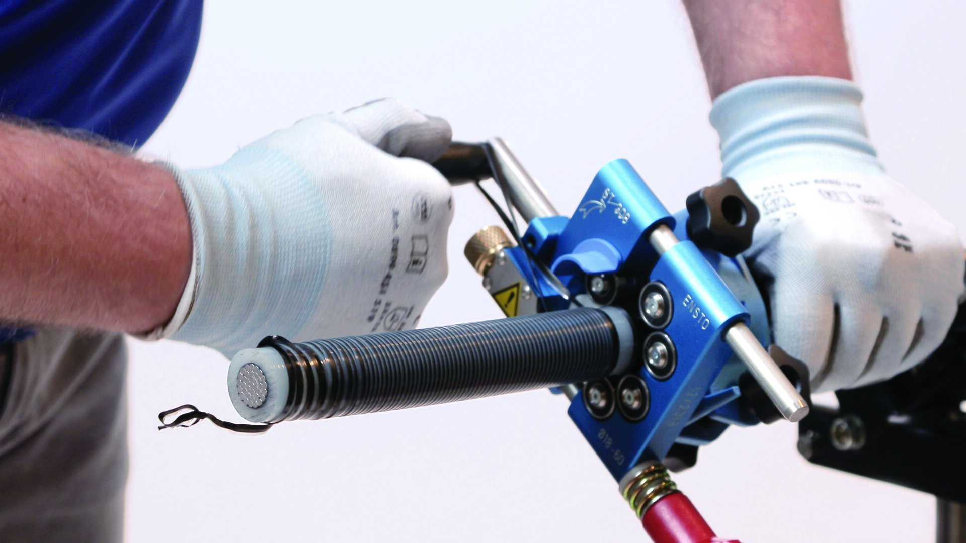 Removing bonded insulation screen in medium-voltage (MV) polymeric insulated cables.