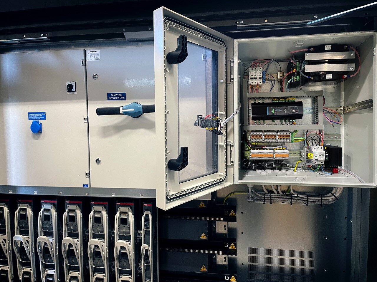 Enston kiinteistö- ja puistomuuntamo-ohjauskeskukset räätälöidään yksilöllisesti asiakkaiden tarpeiden mukaisesti.