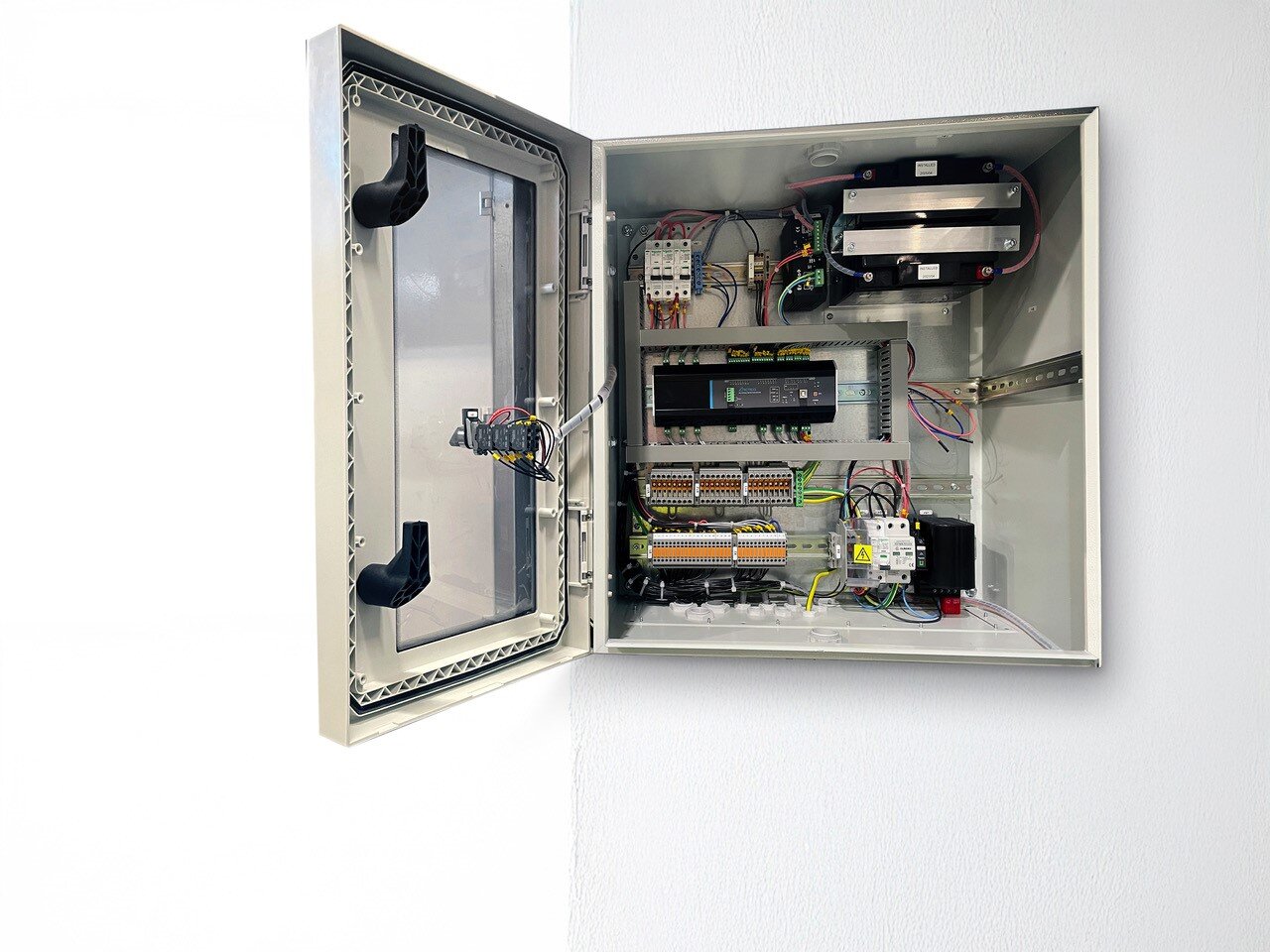 Enston kiinteistö- ja puistomuuntamo-ohjauskeskukset räätälöidään yksilöllisesti asiakkaiden tarpeiden mukaisesti.